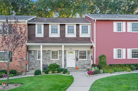 856 Village Dr #856, Hauppauge, NY 11788