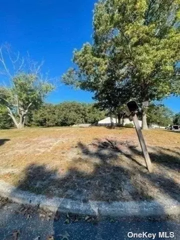 23 Grace Ln, Coram, NY 11727