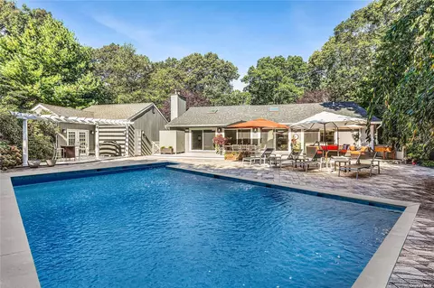 19 Monument Ln, East Hampton, NY 11937