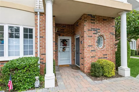 46 Sarah Ct #46, Amityville, NY 11701