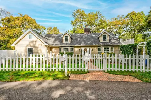 30 E Rogues Path, Huntington Station, NY 11746