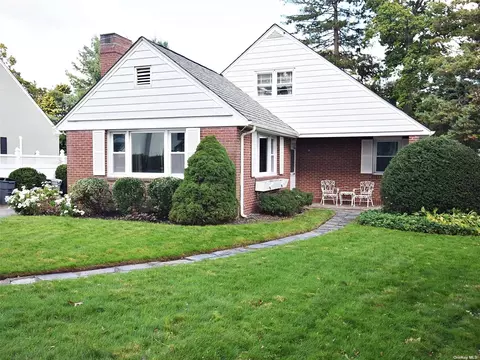 35 Hemlock Ln, Bay Shore, NY 11706