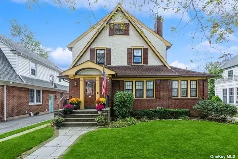 18 Hudson Rd, Bellerose Village, NY 11001