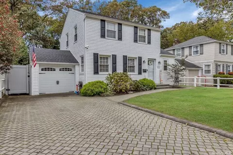 3 Dunstan Dr, Merrick, NY 11566
