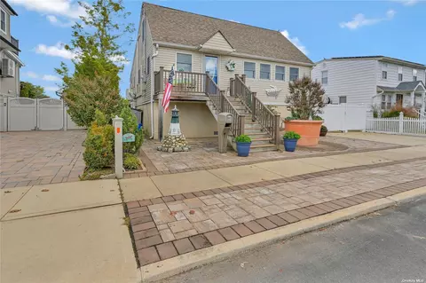 830 S 6th St, Lindenhurst, NY 11757