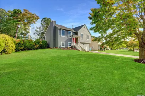 5 Hayes Ln, Coram, NY 11727