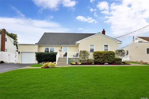 608 Keith Ln, West Islip, NY 11795