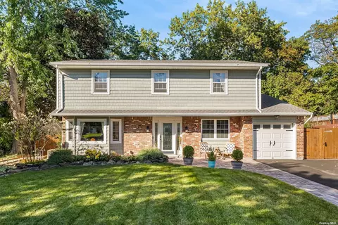 19 Bowman Ln, Kings Park, NY 11754