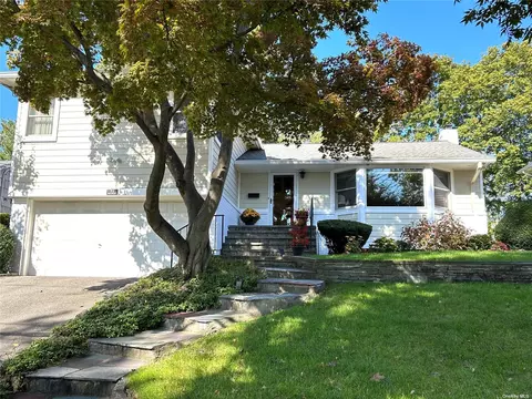 71 Essex Ct, Port Washington, NY 11050