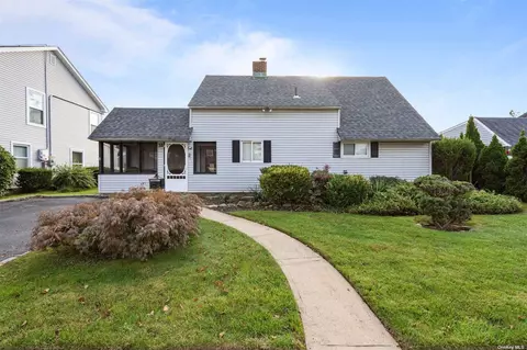 31 Coppersmith Rd, Levittown, NY 11756