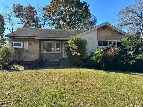 402 Leslie Ln, Uniondale, NY 11553