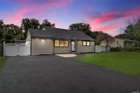 536 N Macdonald Ave, Bellport, NY 11713