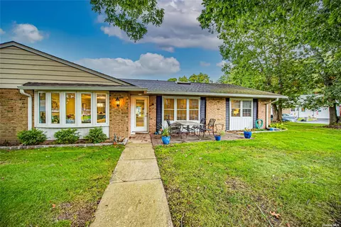 301 Cardiff Ct #B, Ridge, NY 11961