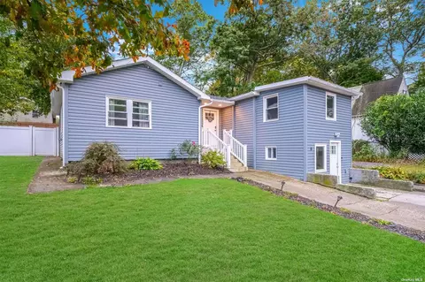 6 Mars Rd, Rocky Point, NY 11778