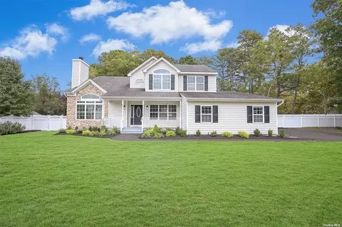 1 Miranda Dr, Ridge, NY 11961