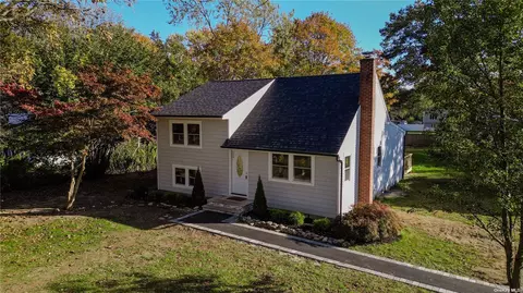 250 Floral Park St, Islip Terrace, NY 11752