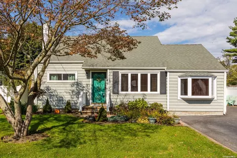 17 Namleps Ln, Deer Park, NY 11729