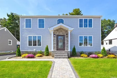 99 Kuhl Ave, Hicksville, NY 11801
