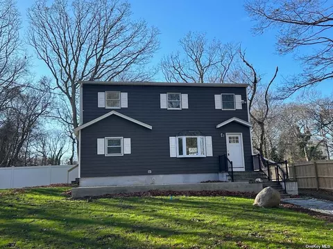 3 Oak St, Wading River, NY 11792
