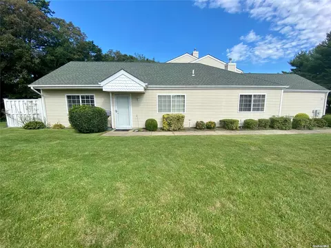 177 Gothic Cir #177, Manorville, NY 11949