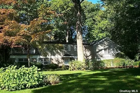 2 Lighthouse Rd, Great Neck, NY 11024