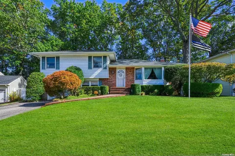 13 Wood Dr, Oyster Bay, NY 11771