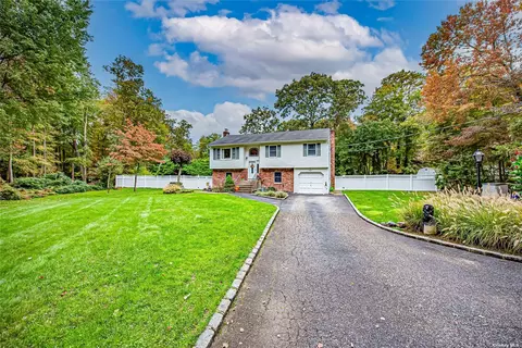 76 Giant Oak Rd, Ridge, NY 11961