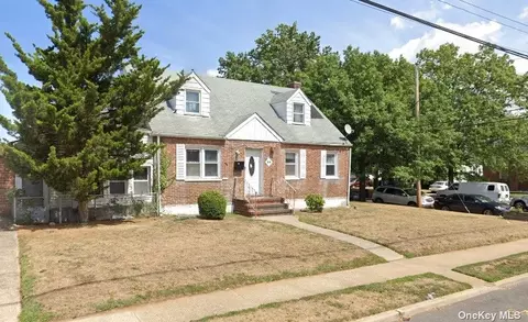 88 Sobro Ave, Valley Stream, NY 11580