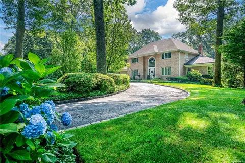 75 Belvedere Dr, Syosset, NY 11791