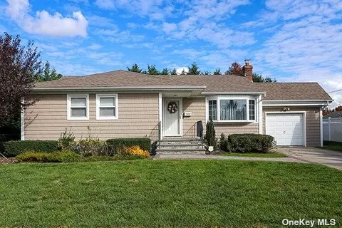 213 Hillcrest Dr, Seaford, NY 11783