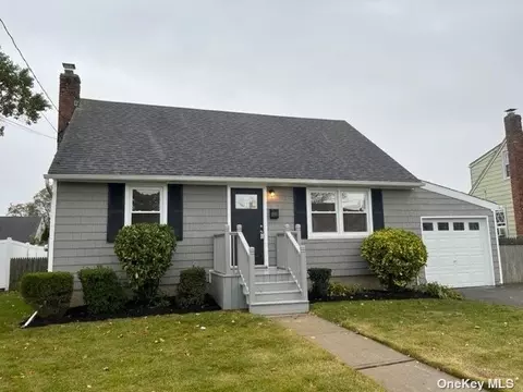 11 Kensington Ave, Massapequa, NY 11758
