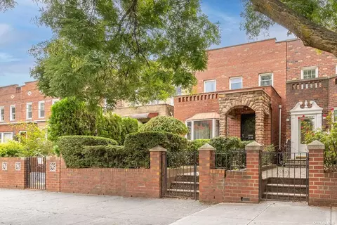 21-14 23rd Ave, Astoria, NY 11105