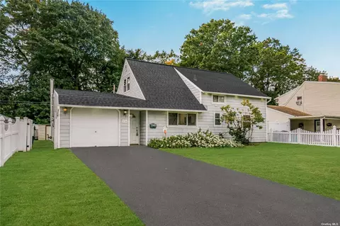 224 Willowood Dr, Wantagh, NY 11793
