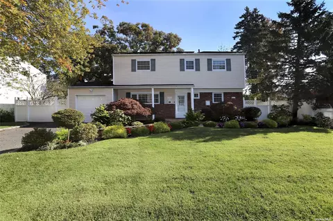 207 W 21st St, Deer Park, NY 11729