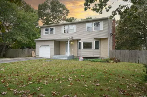 108 Hounslow Rd, Shirley, NY 11967