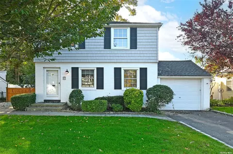 89 Crest Rd W, North Merrick, NY 11566