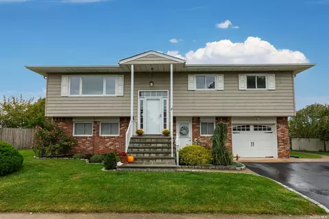22 Wellbrock St, Lindenhurst, NY 11757