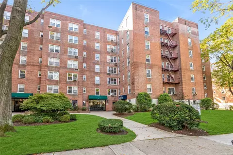 27-04 Parson Blvd #4E, Flushing, NY 11354