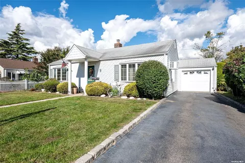 491 Rebecca Ln, Oceanside, NY 11572