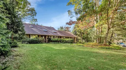 31 Fleetwood Dr, Farmingville, NY 11738