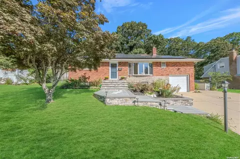 15 Blackman St, Smithtown, NY 11787