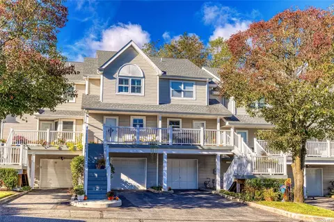 15 Leeward Ln, Port Jefferson, NY 11777