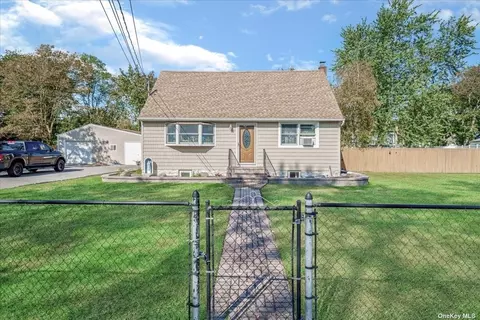 45 New Hampshire Ave, Bay Shore, NY 11706