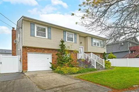 80 Shore Rd, Lindenhurst, NY 11757