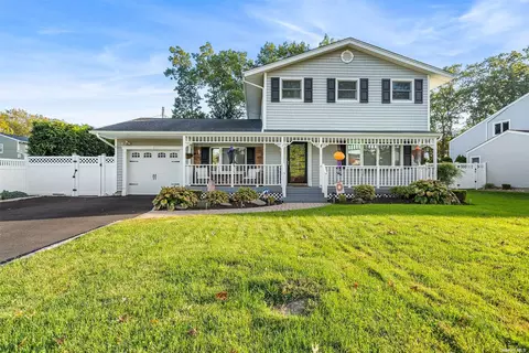 4 Sandra Dr, Hauppauge, NY 11788