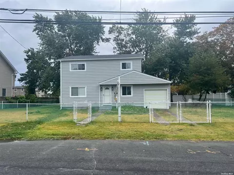 231 4th St, Lindenhurst, NY 11757