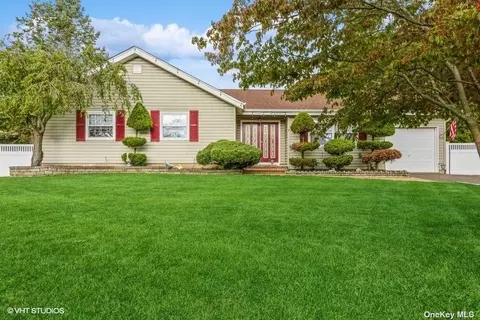 7 Concord Dr, Holtsville, NY 11742