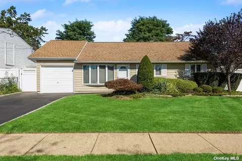 14 Vernon St, Plainview, NY 11803