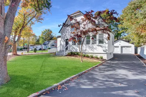 6 Recreation Ln, Huntington, NY 11743