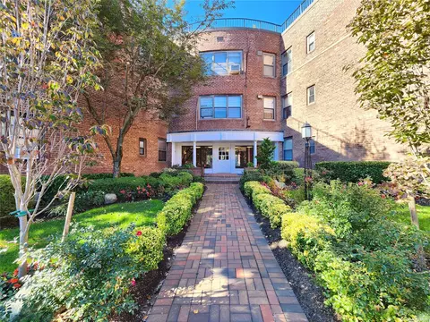 4 Town House Pl #1F, Great Neck, NY 11021